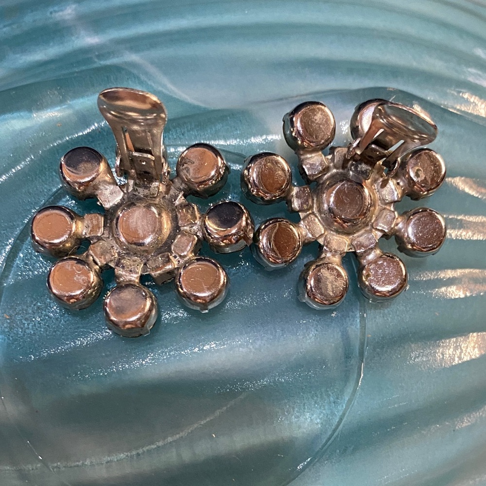 Elegant Vintage Clip Earrings - Picture 5 of 8